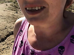 pov sika nad stawem w słoneczny jesienny dzień po wypiciu zbyt dużej ilości kawy i złapaniu