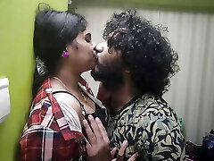 sharun usuwa koszulę vaishnay i gorące cycki naciśnij i pocałuj cycki z gorącym romansem, usuwaniem koszuli i gorącym romansem z cyckami,