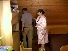 dojrzała mama i młody chłopak dojrzała mama i młody chłopak