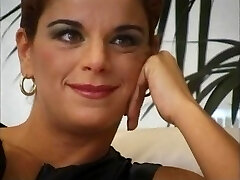 Włoski MILF cieszy буккаке trójkąt Włoski MILF cieszy буккаке trójkąt