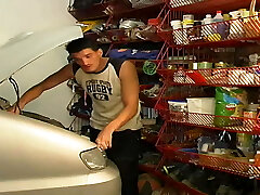 kobieta w ciąży kurwa trener budowniczy w garażu