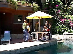 rudowłosa piękność starała się spłacić szefa i musi wypracować w inny sposób