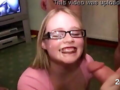 dziewczyna dostaje 52 wytryski w jej twarz dziewczyna dostaje 52 wytryski w jej twarz