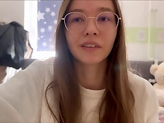 TEEN Gonzo FINGER FUCKS HERSELF! SQUIRT!