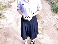 melon ice-tajski student na świeżym powietrzu w lesie