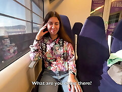 kolega podróżnik uwiódł faceta w pociągu i zrobił mu loda publicznie