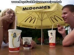 Dojrzałe pochyla się do doggy fuck w strefie