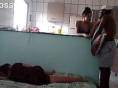 enquanto minha mulher briga comigo de um lado eu fodo a amiga dela do outro