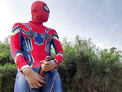 azjatycki spiderman na festiwalu songkran 2024