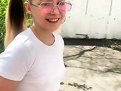 uczennica pieprzy się na ganku, sperma trysnęła na całym