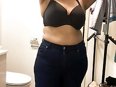 gospodyni zmiana sukienka-striptiz w biustonosz i majtki