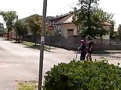 Seksowne babci i owłosione nastolatek w les działań