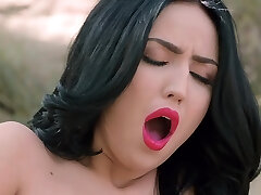 brunetka model jade baker lubi grać solo, podczas gdy na świeżym powietrzu