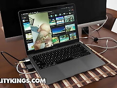 po tym, jak niania krissy knight od niechcenia pieprzy swojego szefa, jej pani sandy love's kolej na ruchanie-reality kings