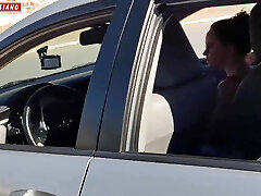 atak na kawałki dwóch nynfektów w środku drewna