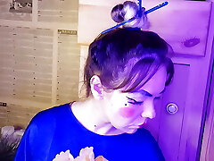 japońska przyrodnia siostra pali papierosa