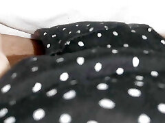 mogę usiąść na krzyżu i grać moją cipkę ręką pod moim czarnym spodem mogę usiąść na krzyżu i grać moją cipkę ręką pod moim czarnym spodem