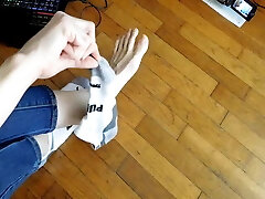 biorąc moje spocone śmierdzące buty i skarpetki biorąc moje spocone śmierdzące buty i skarpetki