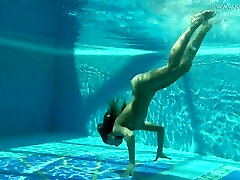 Handsome Russian-French nympho Anna Zlatavlaska and her awesome underwater solo