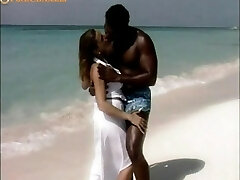 romantique baiser sur la plage