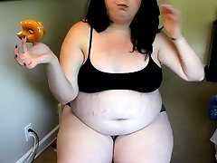 巨大的肥胖女孩与臃肿的肚子 