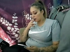 sexy big tit latina raucht und saugt schwanz mit lustigen gesichts