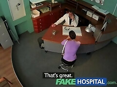 FakeHospital Arzt Flächen sexy Brünette von der Versicherung
