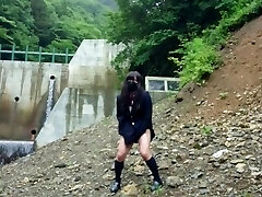 симпатичный трансгендер похотливо эякулирует, когда она обнажает себя на плотине глубоко в горах