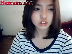 süßes koreanisches mädchen vor der webcam