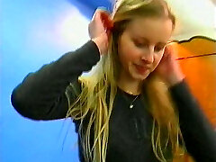 Blondes Girl Solo Mit Fake Penis und Vibrator