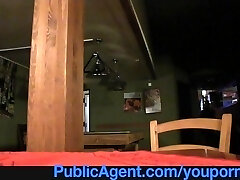 PublicAgent Bionda cafe cameriera scopa in bagno