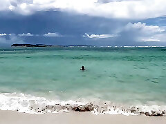 esposa compartiendo en la playa nudista mientras su esposo graba, una zorra adolescente es follada por un tipo al azar en una playa nudista