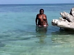 胖的黑女孩涉裸体在浅滩和戏剧。
