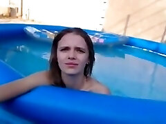 College-Küken mit kleinen Titten wird gefickt in den pool