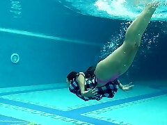 в германии и страстная красотка сазан chehards выставляет ее кривые подводный