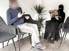 pubblico cazzo flash in un ospedale sala d'attesa! splendida ragazza musulmana mi ha catturato masturbandosi e aiutarmi a ottenere un campione di sperma