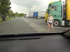 Prawdziwa suka podniósł między ciężarówek i kupić płacił za seks