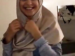 داغ ایرانی با حجاب دختر 