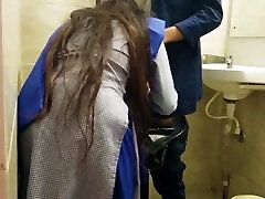 indischer college-student in h.o.d.'s badezimmer