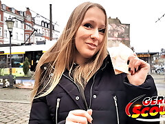 जर्मन स्काउट-सड़क कास्टिंग में सुडौल किशोरों के लिए पहली गुदा