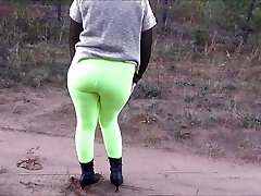 Good-sized butts in Leggings Yellow