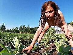 жена фермера мастурбирует в поле