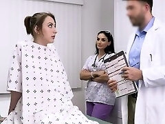 le médecin et l'infirmière apprécient la chatte humide des patients