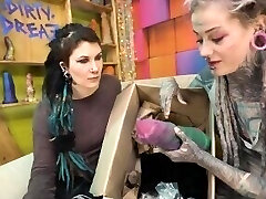 kinky life - tätowierter pornostar riesige verrückte spielzeuge unboxing - punk alt goth - john thomas spielzeug