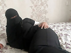Syrian milf in hijab masturbates hairy vag to orgasm