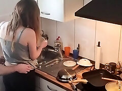 18летнюю сводную сестру трахнули на кухне, пока семьи нет дома