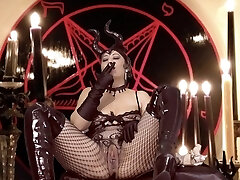 I make my gaping labia smoke I make my gaping labia smoke