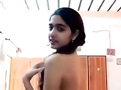 क्यूट लड़की ने कपड़े