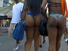 Check out really jiggly big bubble ass flashed outdoors