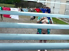 nudo in pubblico. il vicino ha visto il vicino incinta in finestra che stava asciugando i vestiti in cortile senza reggiseno e mutandine. nudista